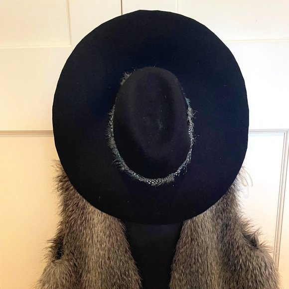 AMERICAN EAGLES OVERSIZED BLACK FLOPPY HAT WITH FEATHER TRIM - Picture 1 of 5